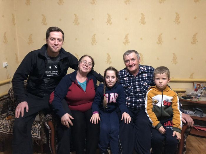 Вся семья на диване дома