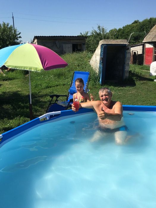 Дедушка в бассейне во дворе