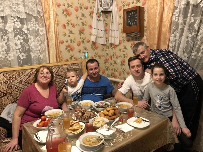 Праздничный стол и вся семья