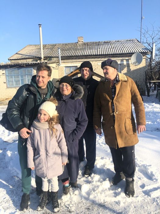Семья зимой на снегу у дома